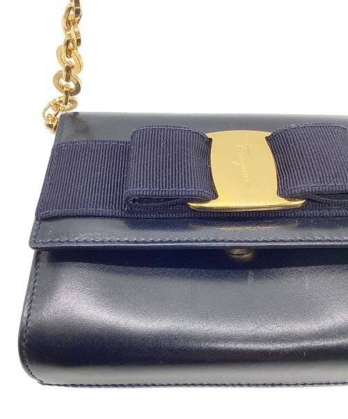 Salvatore Ferragamo（サルヴァトーレ フェラガモ）Salvatore Ferragamo (サルヴァトーレ フェラガモ) ショルダーバッグ ヴァラリボン ミニ チェーン ネイビー サイズ:-の古着・服飾アイテム