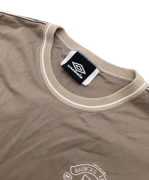 UMBRO（アンブロ）UMBRO (アンブロ) BASICS (ベーシックス) コラボユニフォームTシャツ ベージュ サイズ:Mの古着・服飾アイテム