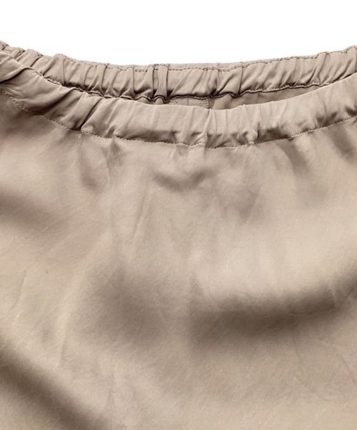 BEARDSLEY（ビアズリー）BEARDSLEY (ビアズリー) バックテールスカート　ミディ丈　フレア ベージュの古着・服飾アイテム