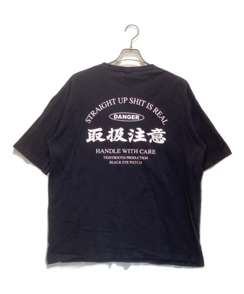 TIGHTBOOTH PRODUCTION（タイトブースプロダクション）TIGHTBOOTH PRODUCTION (タイトブースプロダクション) BlackEyePatch (ブラックアイパッチ) 取扱注意プリントTシャツ ブラック サイズ:XLの古着・服飾アイテム