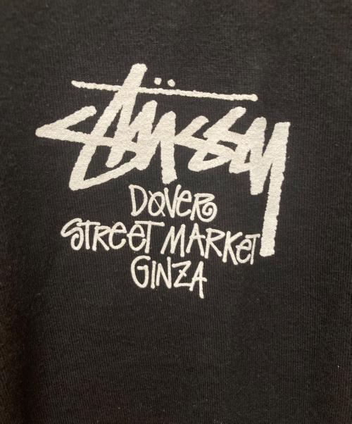 stussy（ステューシー）stussy (ステューシー) DOVER STREET MARKET (ドーバー ストリート マーケット) コラボロゴプリントTシャツ ブラック サイズ:XL 未使用品の古着・服飾アイテム