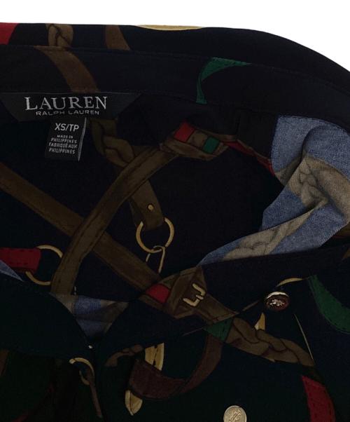 LAUREN RALPH LAUREN（ローレンラルフローレン）LAUREN RALPH LAUREN (ローレンラルフローレン) スカーフ柄 金釦ジャージーシャツ ブラック サイズ:XSの古着・服飾アイテム