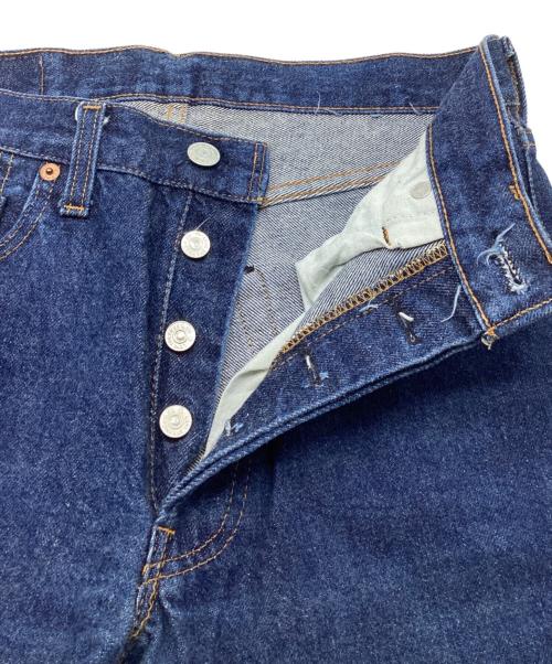 LEVI'S（リーバイス）LEVI'S (リーバイス) 501ヴィンテージデニム ボタン裏524 スモールe バックポケット裏チェーンステッチ 赤耳 80’s USA製 インディゴ サイズ:W29の古着・服飾アイテム