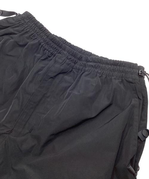 WHITE MOUNTAINEERING（ホワイトマウンテ二アニング）WHITE MOUNTAINEERING (ホワイトマウンテ二アニング) TAFFETA DRAWSTRING SHIRRING PANTS ブラックの古着・服飾アイテム