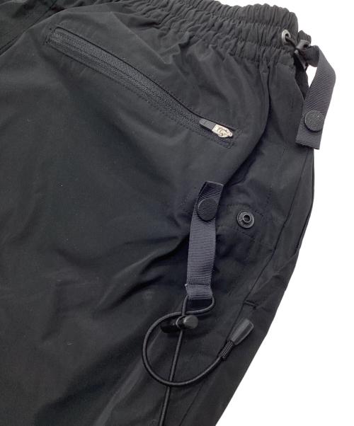 WHITE MOUNTAINEERING（ホワイトマウンテ二アニング）WHITE MOUNTAINEERING (ホワイトマウンテ二アニング) TAFFETA DRAWSTRING SHIRRING PANTS ブラックの古着・服飾アイテム