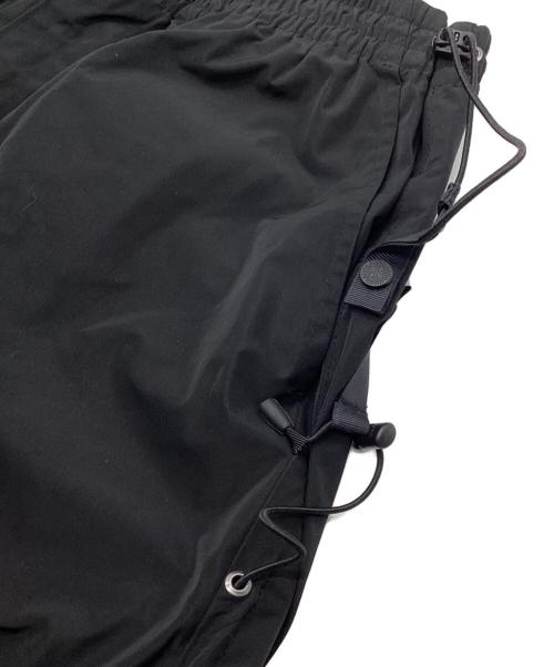 WHITE MOUNTAINEERING（ホワイトマウンテ二アニング）WHITE MOUNTAINEERING (ホワイトマウンテ二アニング) TAFFETA DRAWSTRING SHIRRING PANTS ブラックの古着・服飾アイテム