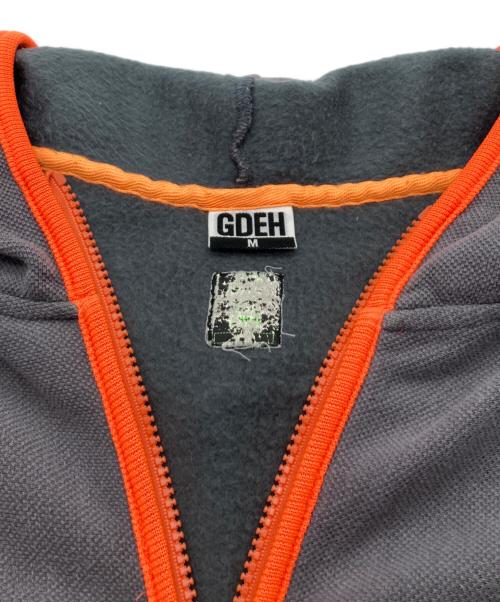 UNDERCOVER（アンダーカバー）UNDERCOVER (アンダーカバ) GOODENOUGH (グッドイナフ) コラボパイピングジップパーカー グレー サイズ:Mの古着・服飾アイテム