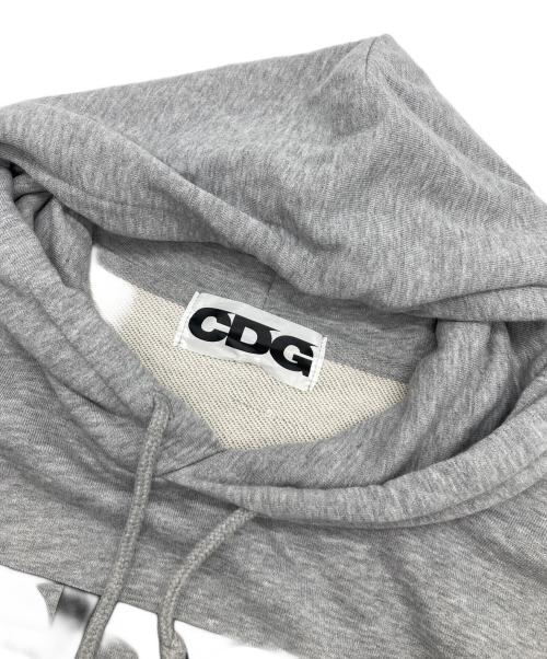 CDG（シーディージー）CDG (シーディージー) ロゴプリントフーディー グレー サイズ:XLの古着・服飾アイテム