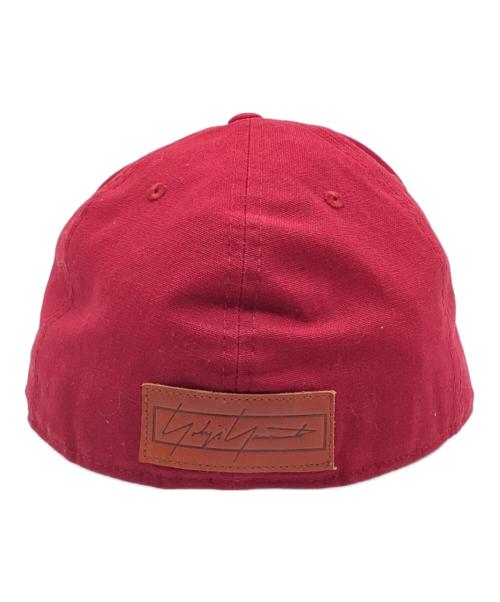 New Era（ニューエラ）New Era (ニューエラ) Yohji Yamamoto pour homme (ヨウジヤマモト プールオム) コラボロゴベースボールキャップ レッドの古着・服飾アイテム
