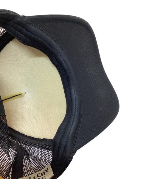 GALLERY DEPT（ギャラリー デプト）GALLERY DEPT (ギャラリー デプト) 反転ロゴプリントトラッカーメッシュキャップ ブラックの古着・服飾アイテム