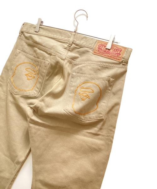 A BATHING APE（ア ベイシング エイプ）A BATHING APE (ア ベイシング エイプ) バックポケット刺繍パンツ ベージュ サイズ:Lの古着・服飾アイテム