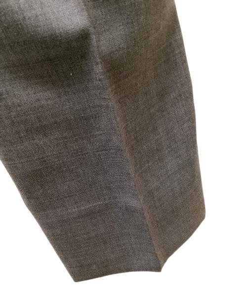 G.T.A（ジーティーアー）G.T.A (ジーティーアー) エリックウールトロピカルソリッド2プリーツサイドアジャスターテーパードパンツ グレー サイズ:48の古着・服飾アイテム