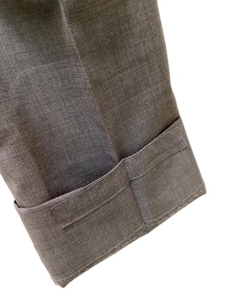 G.T.A（ジーティーアー）G.T.A (ジーティーアー) エリックウールトロピカルソリッド2プリーツサイドアジャスターテーパードパンツ グレー サイズ:48の古着・服飾アイテム