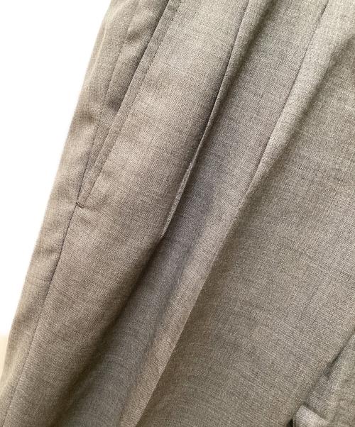 G.T.A（ジーティーアー）G.T.A (ジーティーアー) エリックウールトロピカルソリッド2プリーツサイドアジャスターテーパードパンツ グレー サイズ:48の古着・服飾アイテム