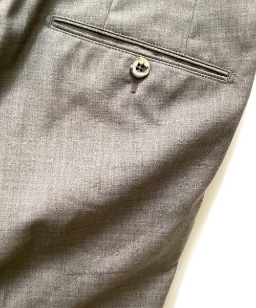 G.T.A（ジーティーアー）G.T.A (ジーティーアー) エリックウールトロピカルソリッド2プリーツサイドアジャスターテーパードパンツ グレー サイズ:48の古着・服飾アイテム