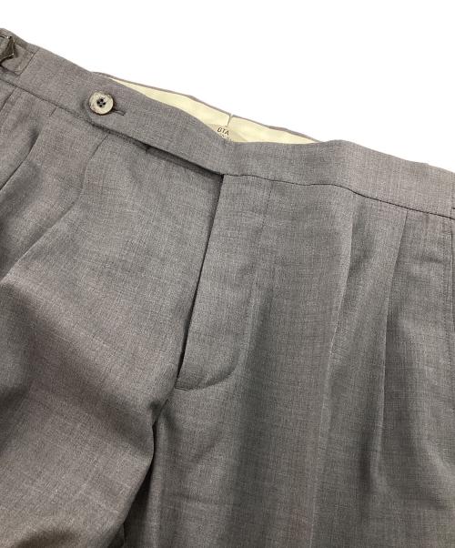 G.T.A（ジーティーアー）G.T.A (ジーティーアー) エリックウールトロピカルソリッド2プリーツサイドアジャスターテーパードパンツ グレー サイズ:48の古着・服飾アイテム