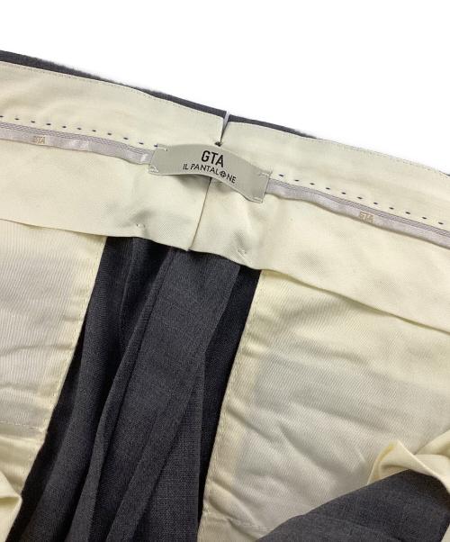 G.T.A（ジーティーアー）G.T.A (ジーティーアー) エリックウールトロピカルソリッド2プリーツサイドアジャスターテーパードパンツ グレー サイズ:48の古着・服飾アイテム