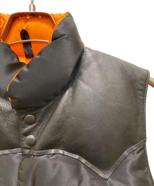 Rocky Mountain FeatherBed（ロッキーマウンテンフェザーベッド）Rocky Mountain FeatherBed (ロッキーマウンテンフェザーベッド) PORTER (ポーター) BEAMS (ビームス) コラボタンカー ヨークレザーダウンベスト ブラック サイズ:36の古着・服飾アイテム