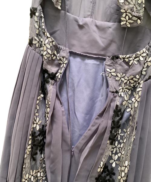 FRAY ID（フレイ アイディー）FRAY ID (フレイ アイディー) エンブロイダリープリーツドレス パープルの古着・服飾アイテム