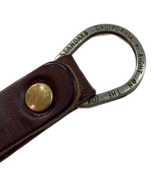 STANDARD CALIFORNIA（スタンダードカリフォルニア）STANDARD CALIFORNIA (スタンダードカリフォルニア) htc (エイチティーシー) コラボスタッズレザーキーリング ブラウンの古着・服飾アイテム