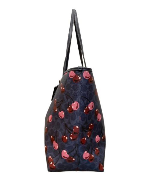 COACH（コーチ）COACH (コーチ) シティ トート バッグ・シグネチャー キャンバス・チェリー プリント ネイビーの古着・服飾アイテム