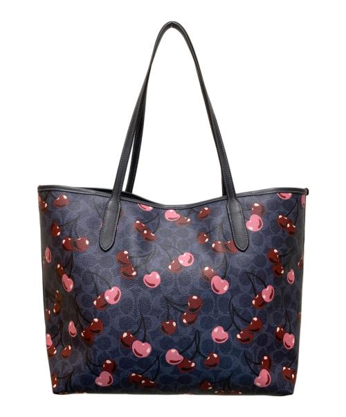 COACH（コーチ）COACH (コーチ) シティ トート バッグ・シグネチャー キャンバス・チェリー プリント ネイビーの古着・服飾アイテム