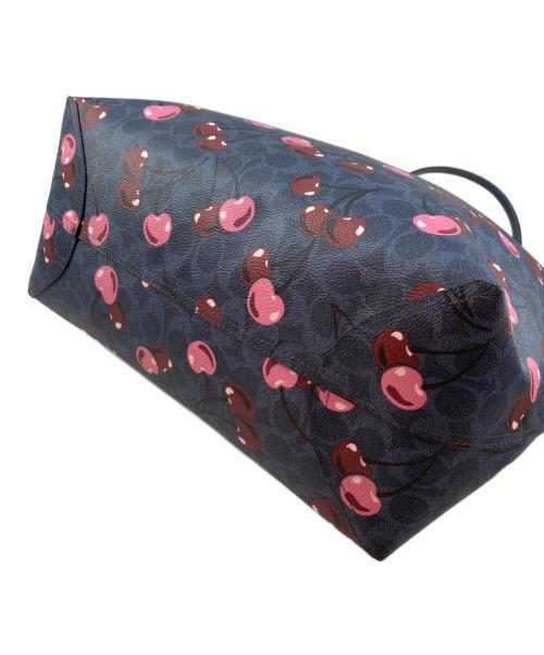 COACH（コーチ）COACH (コーチ) シティ トート バッグ・シグネチャー キャンバス・チェリー プリント ネイビーの古着・服飾アイテム