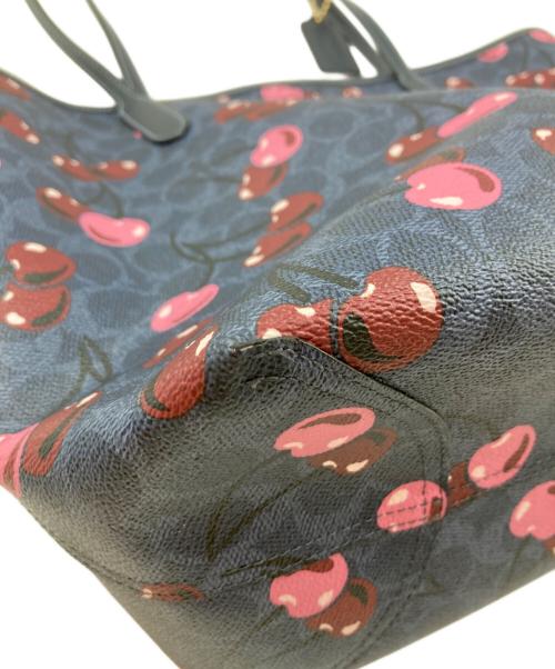 COACH（コーチ）COACH (コーチ) シティ トート バッグ・シグネチャー キャンバス・チェリー プリント ネイビーの古着・服飾アイテム