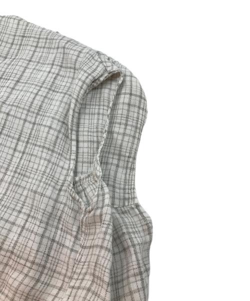 BEARDSLEY（ビアズリー）BEARDSLEY (ビアズリー) 刺繍デザインチェックノースリーブブラウス ホワイト×グレー サイズ:FREEの古着・服飾アイテム