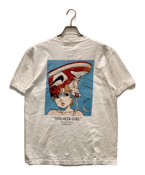 Anicoremix Gallery（アニコリミックス ギャラリー）Anicoremix Gallery (アニコリミックス ギャラリー) 古塔つみ ATMOS (アトモス) コラボスニーカーガールプリントTシャツ ホワイト サイズ:Mの古着・服飾アイテム