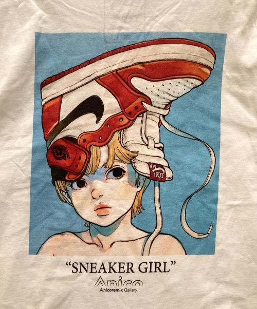 Anicoremix Gallery（アニコリミックス ギャラリー）Anicoremix Gallery (アニコリミックス ギャラリー) 古塔つみ ATMOS (アトモス) コラボスニーカーガールプリントTシャツ ホワイト サイズ:Mの古着・服飾アイテム