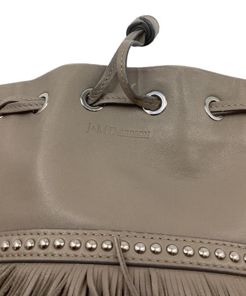 J&M DAVIDSON（ジェイ＆エム デヴィッドソン）J&M DAVIDSON (ジェイ＆エム デヴィッドソン) カーニバル フリンジスタッズショルダーバッグ ベージュの古着・服飾アイテム