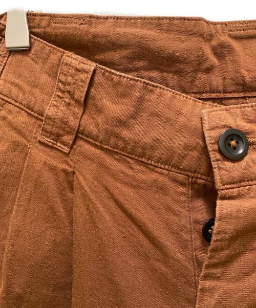 MHL（エムエイチエル）MHL (エムエイチエル) サイドベルト2タックパンツ ブラウン サイズ:Sの古着・服飾アイテム