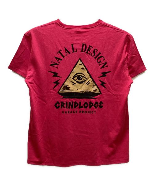 NATAL DESIGN（ネイタルデザイン）NATAL DESIGN (ネイタルデザイン) GRIND LODGE (グラインドロッジ) コラボトライアングルTシャツ ピンク サイズ:XL 未使用品の古着・服飾アイテム