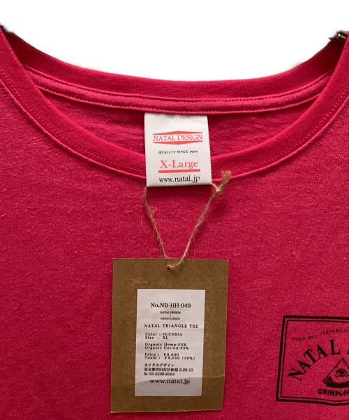 NATAL DESIGN（ネイタルデザイン）NATAL DESIGN (ネイタルデザイン) GRIND LODGE (グラインドロッジ) コラボトライアングルTシャツ ピンク サイズ:XL 未使用品の古着・服飾アイテム