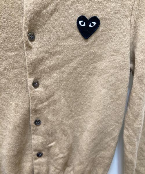 PLAY COMME des GARCONS（プレイコムデギャルソン）PLAY COMME des GARCONS (プレイコムデギャルソン) ハートワッペンカーディガン ベージュ サイズ:Mの古着・服飾アイテム