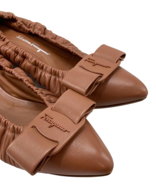Salvatore Ferragamo（サルヴァトーレ フェラガモ）Salvatore Ferragamo (サルヴァトーレ フェラガモ) ポイントトゥヴァラリボン ギャザーパンプス ブラウン サイズ:7Dの古着・服飾アイテム