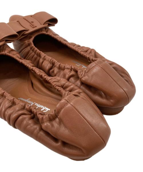 Salvatore Ferragamo（サルヴァトーレ フェラガモ）Salvatore Ferragamo (サルヴァトーレ フェラガモ) ポイントトゥヴァラリボン ギャザーパンプス ブラウン サイズ:7Dの古着・服飾アイテム