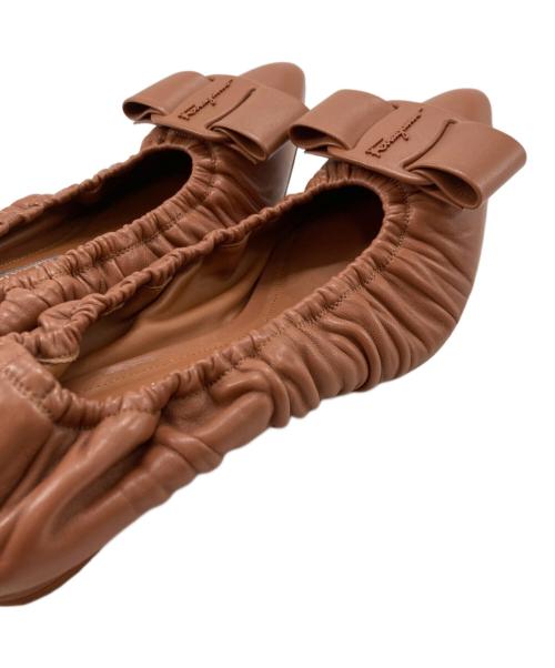 Salvatore Ferragamo（サルヴァトーレ フェラガモ）Salvatore Ferragamo (サルヴァトーレ フェラガモ) ポイントトゥヴァラリボン ギャザーパンプス ブラウン サイズ:7Dの古着・服飾アイテム