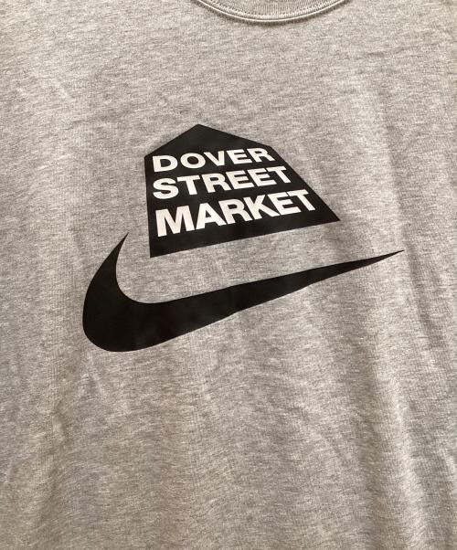 NIKE（ナイキ）NIKE (ナイキ) DOVER STREET MARKET (ドーバー ストリート マーケット) コラボロゴプリントTシャツ グレー サイズ:L 未使用品の古着・服飾アイテム
