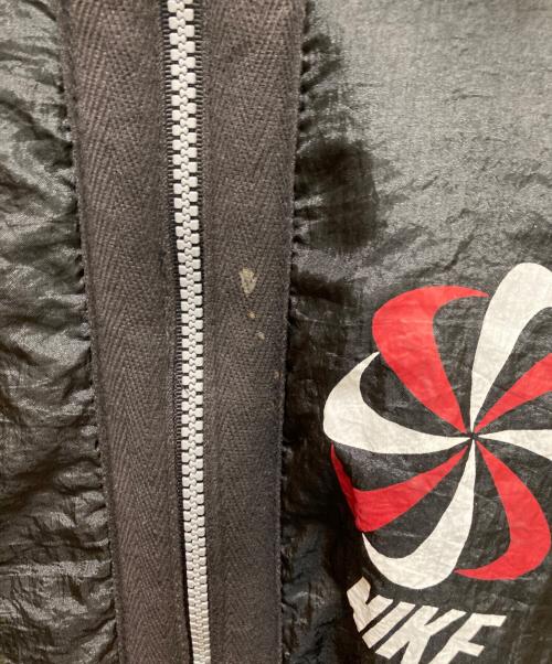 NIKE（ナイキ）NIKE (ナイキ) ヴィンテージ風車ロゴプリントジャケット レッド×ブラック サイズ:Ⅼの古着・服飾アイテム