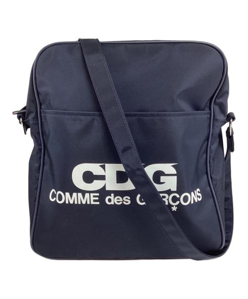 CDG（シーディージー）CDG (シーディージー) ロゴプリントショルダーバッグ ネイビーの古着・服飾アイテム
