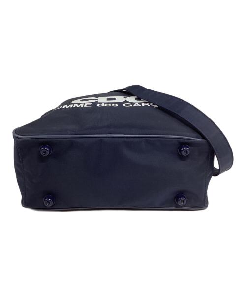 CDG（シーディージー）CDG (シーディージー) ロゴプリントショルダーバッグ ネイビーの古着・服飾アイテム
