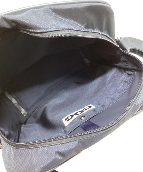 CDG（シーディージー）CDG (シーディージー) ロゴプリントショルダーバッグ ネイビーの古着・服飾アイテム