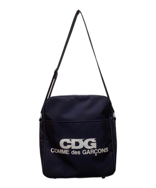 CDG（シーディージー）CDG (シーディージー) ロゴプリントショルダーバッグ ネイビーの古着・服飾アイテム