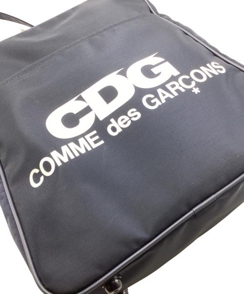 CDG（シーディージー）CDG (シーディージー) ロゴプリントショルダーバッグ ネイビーの古着・服飾アイテム