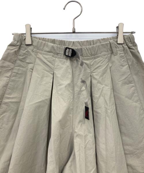 GRAMICCI（グラミチ）GRAMICCI (グラミチ) 耐久撥水 ナイロン フレア パンツ ベージュ サイズ:Mの古着・服飾アイテム