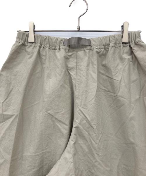 GRAMICCI（グラミチ）GRAMICCI (グラミチ) 耐久撥水 ナイロン フレア パンツ ベージュ サイズ:Mの古着・服飾アイテム