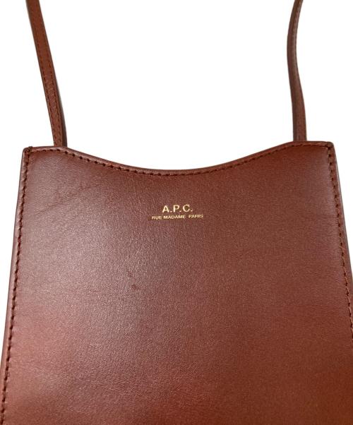 A.P.C.（アーペーセー）A.P.C. (アーペーセー) JEMIE ネックポーチ ブラウンの古着・服飾アイテム