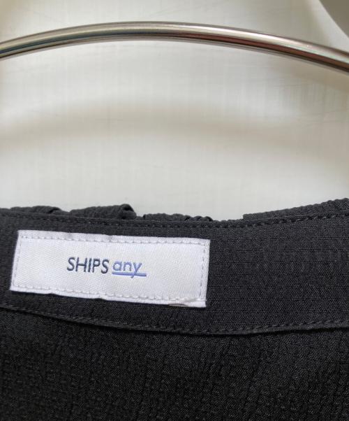 SHIPS any（シップスエニィ）SHIPS any (シップスエニィ) 〈洗濯機可能〉ラフ サテン フリルカラー ロングスリーブ ブラウス ブラック サイズ:Freeの古着・服飾アイテム